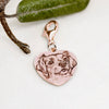 charm con moschettone a cuore in argento e bagno in oro rosa. Personalizzato con l'incisione laser del tuo migliore amico
