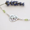 collana in argento e perline di peridoto. La catena ha il ciondolo personalizzata con il ritratto del tuo animale