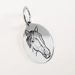 ciondolo ovale in argento con ritratto del tuto cavallo