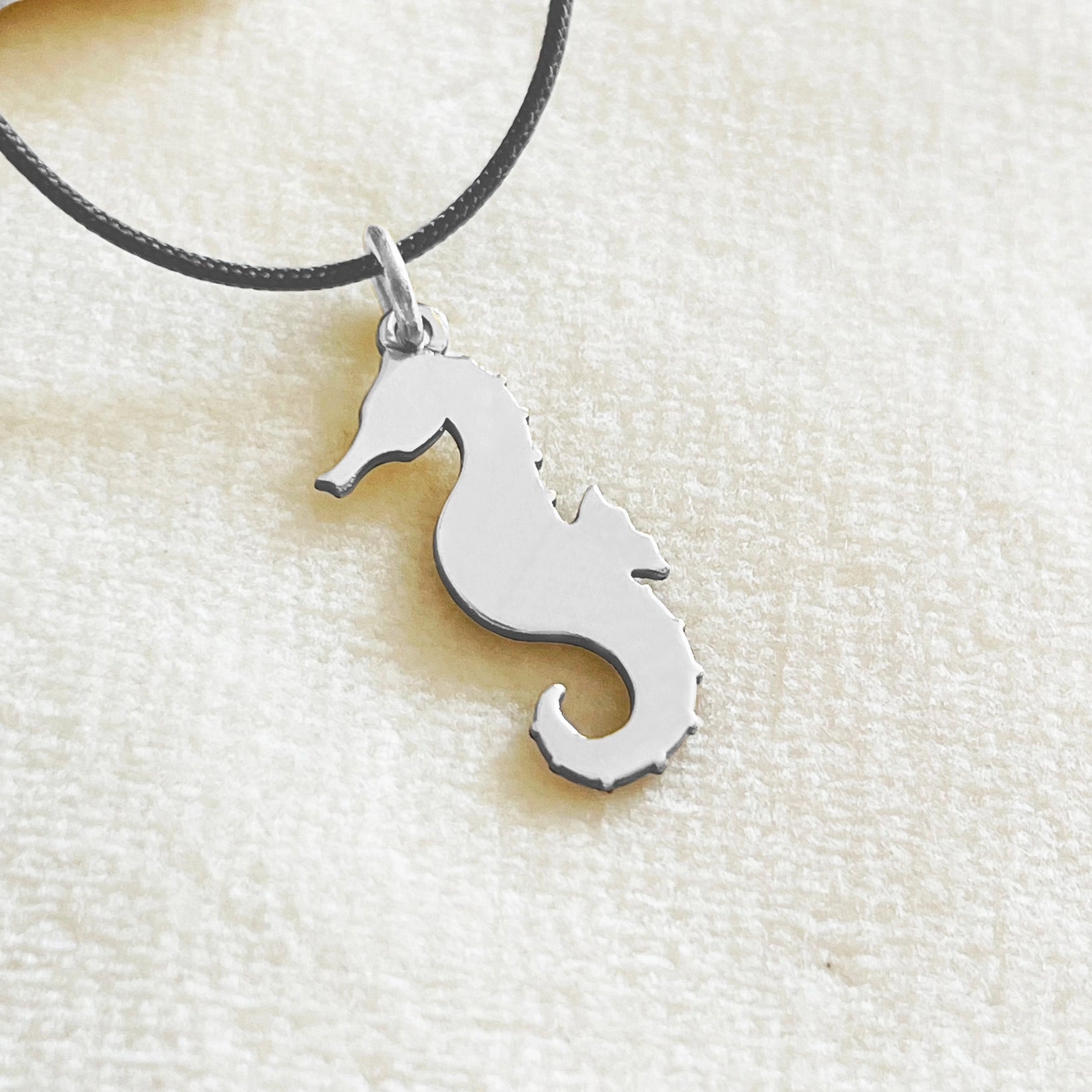 Collana Con Cavalluccio Marino In Argento 925 Placcato Oro 18K – Diamante Creato In Laboratorio 0,038 Ct, Colore D, VVS – Con Scatola Regalo