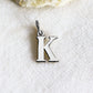 lettera iniziale maiuscola K in argento con anello apribile